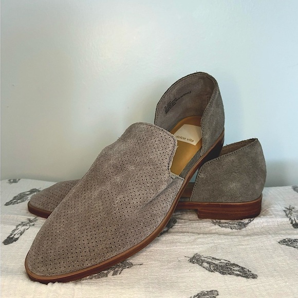 DOLCE VITA NWOT GREY/TAN WOMENS FLATS SZ 6 - Picture 1 of 4